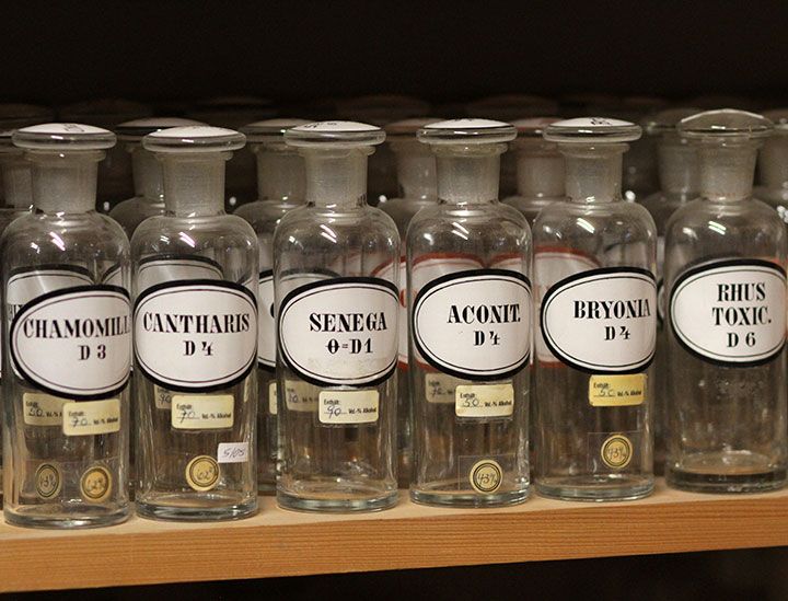 Apothekenglasgefäße mit lateinischen Bezeichnungen auf dem ovalen Etikett