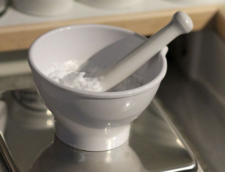 eine Salbenschale mit Pistill