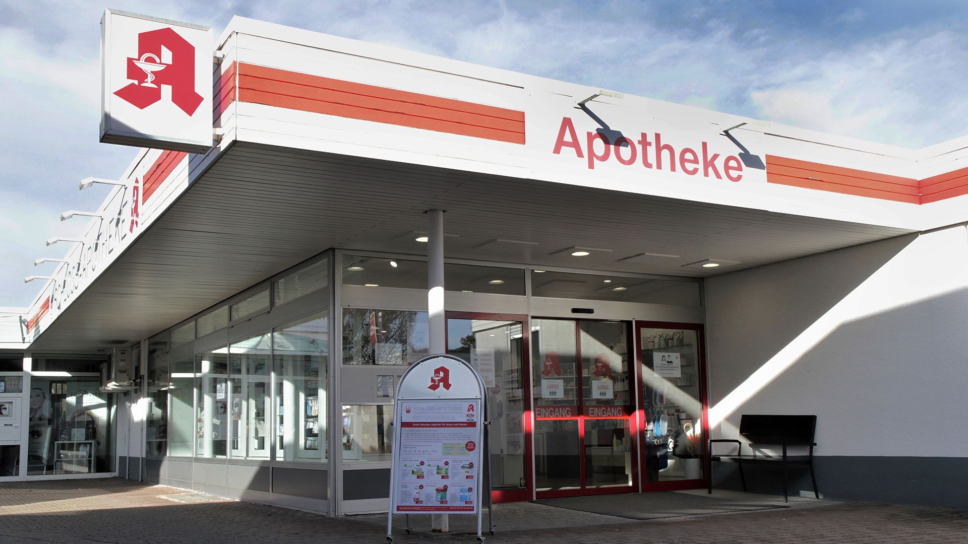 Außenansicht Schlossapotheke Mittelrain