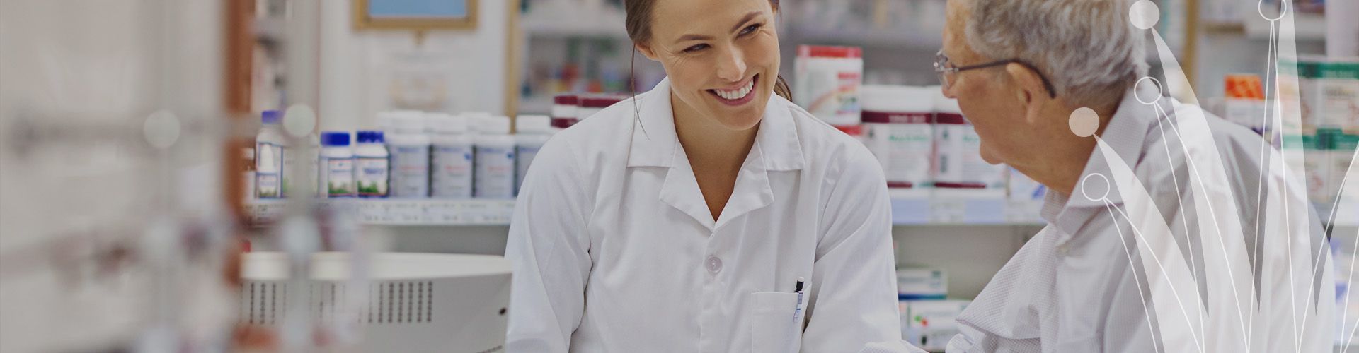 zwei Personen in der Apotheke