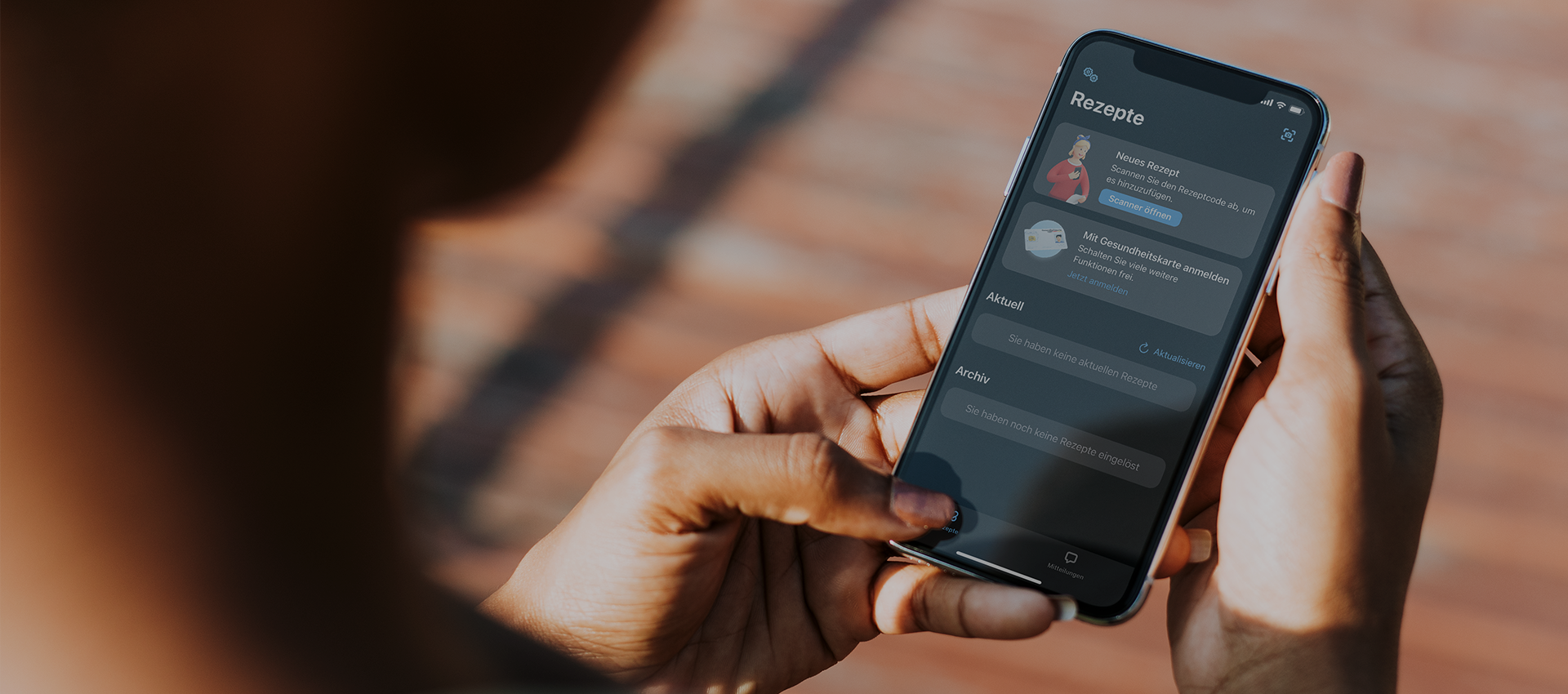 zwei Hände, die ein Smartphone halten, auf dem eine Rezept-App geöffnet ist.