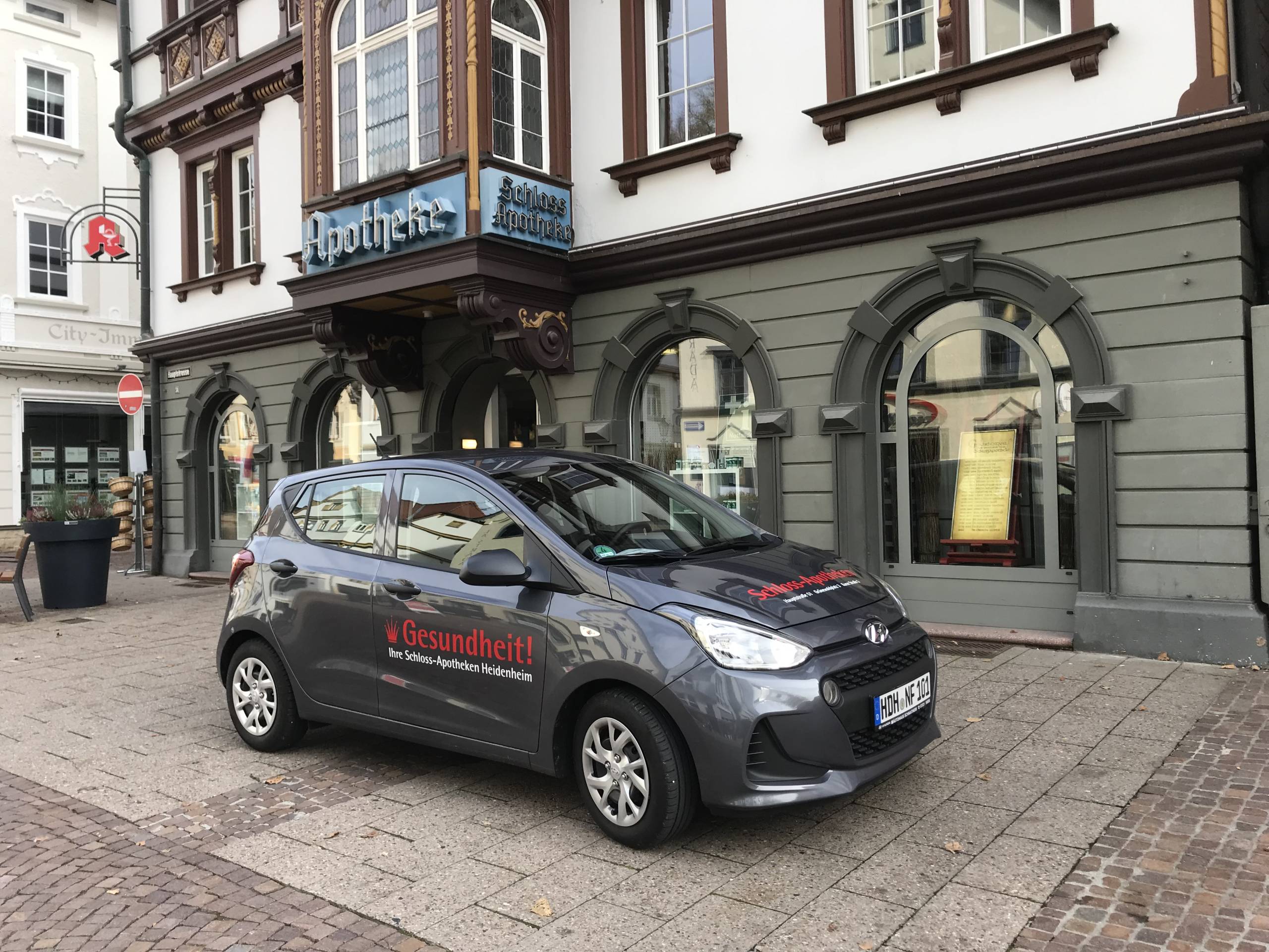 Das Apothekenauto vor der Apotheke