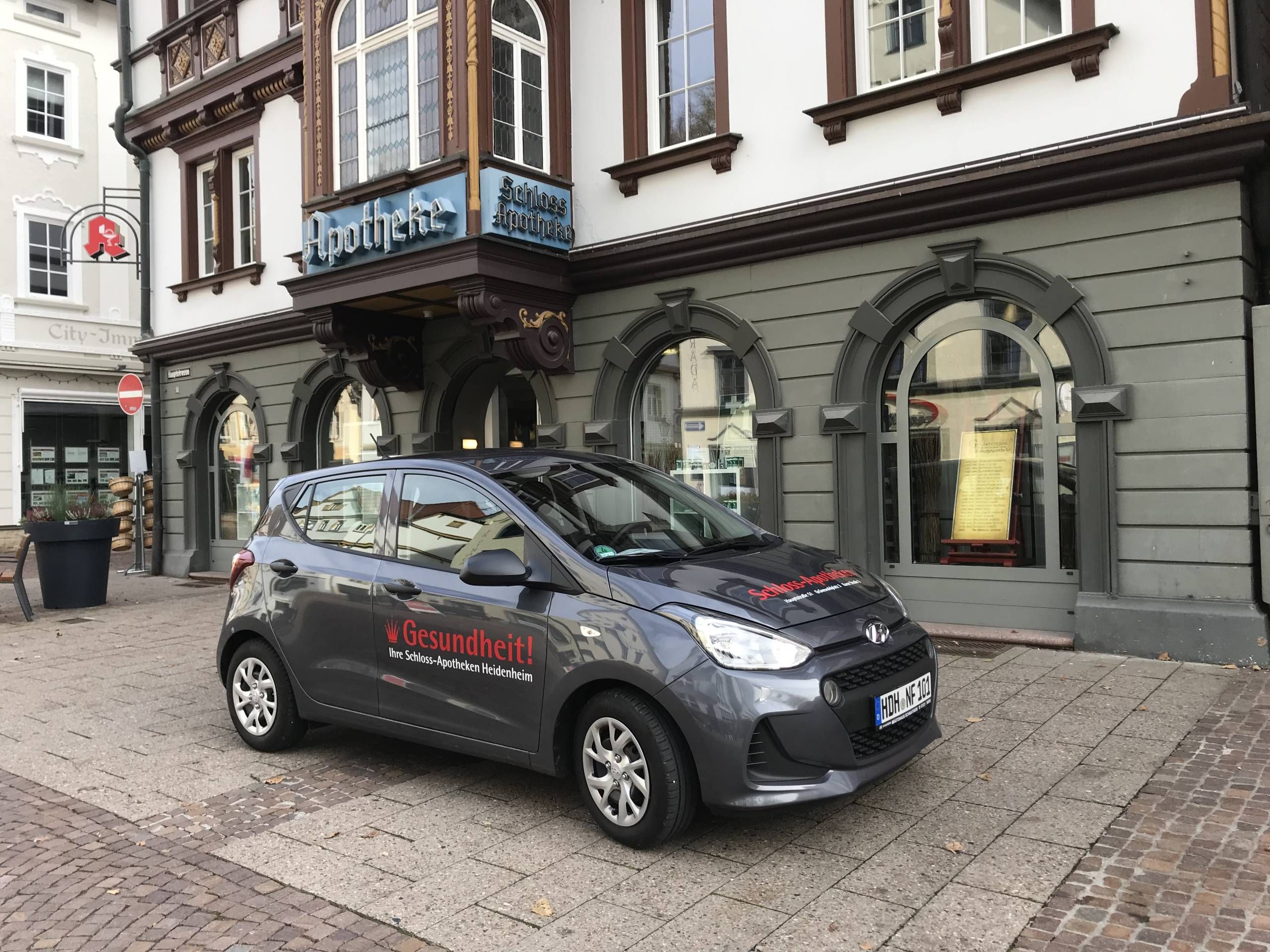 Das Apothekenauto vor der Apotheke