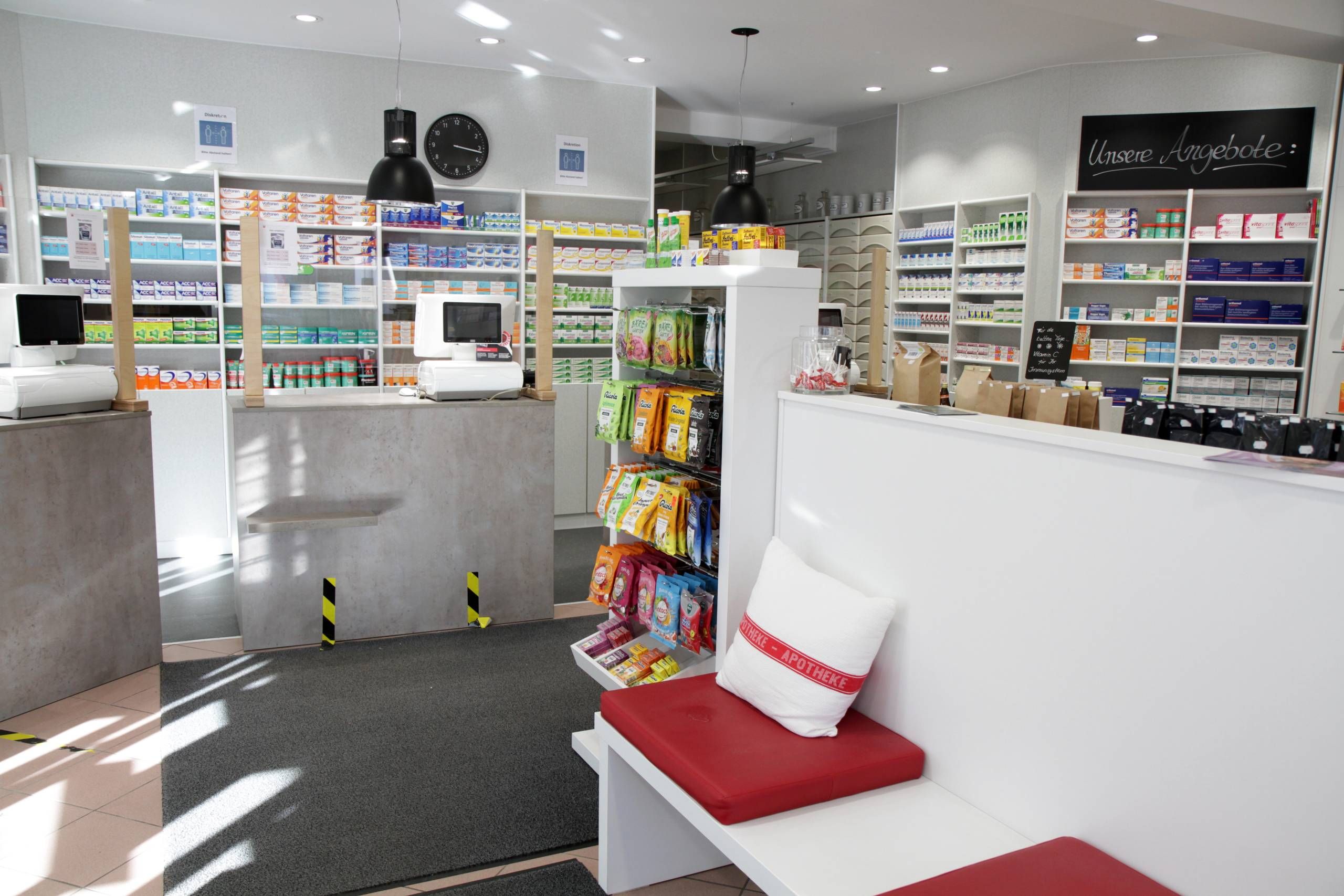 Innenansicht der Schlossapotheke Mittelrain