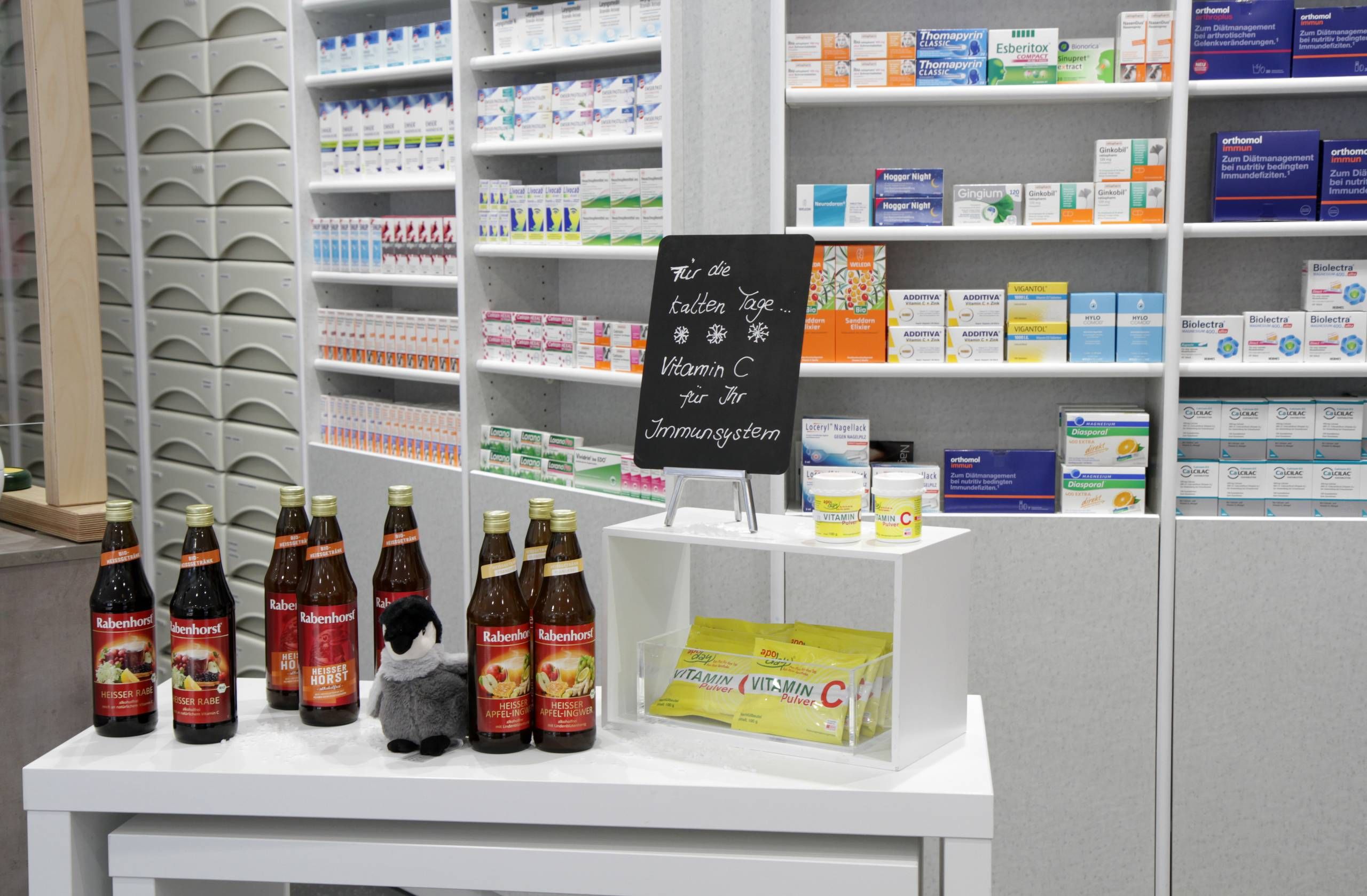 Innenansicht der Schlossapotheke Mittelrain