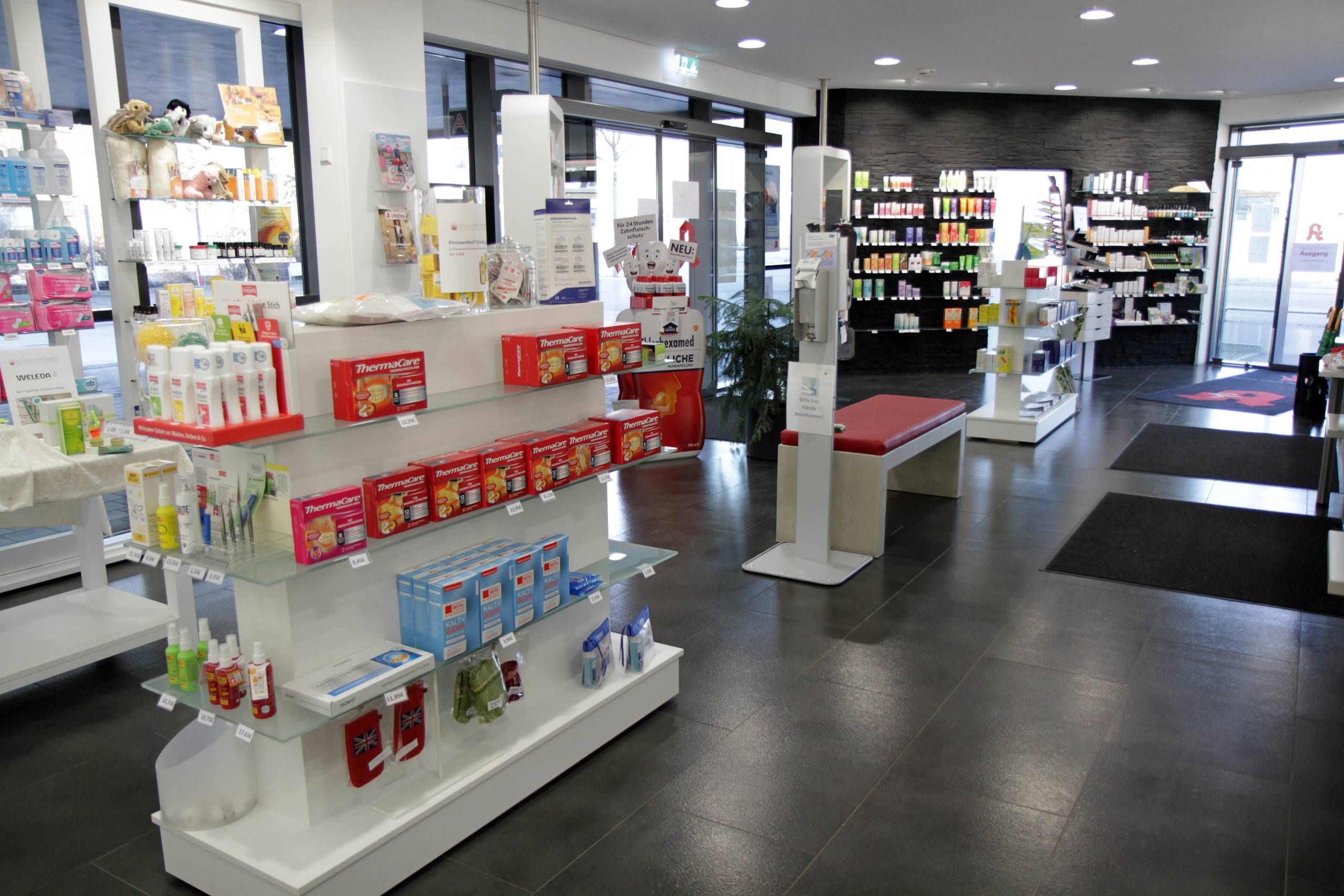 Innenansicht der Schlossapotheke Kurze Strasse