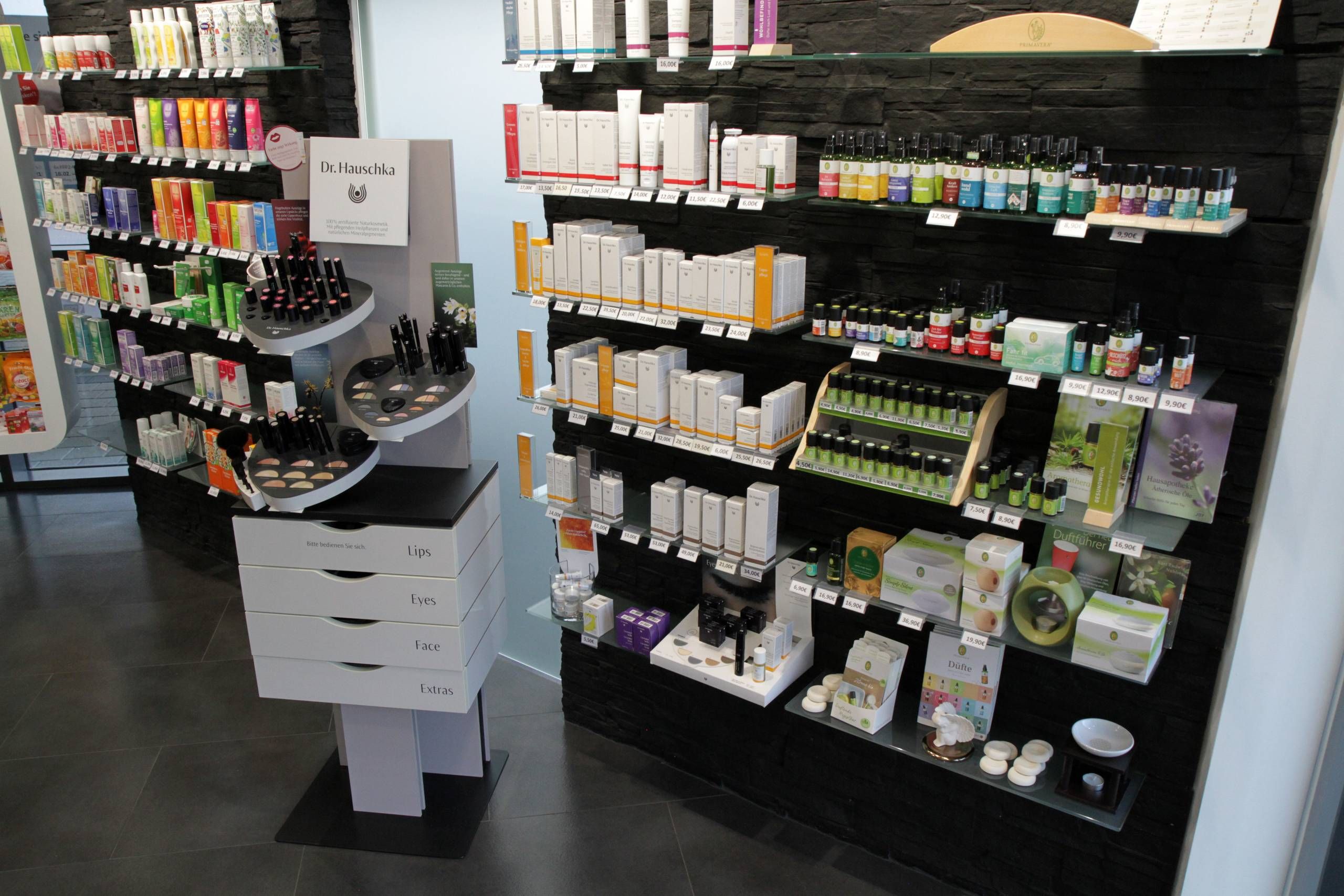Kosmetikregal in der Schlossapotheke Kurze Strasse
