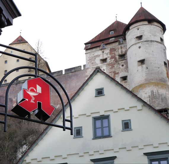 Apotheken-A vor dem Schloss Hellenstein