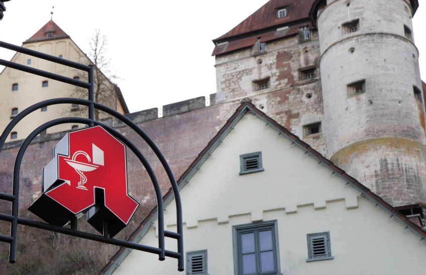 Apotheken-A vor dem Schloss Hellenstein