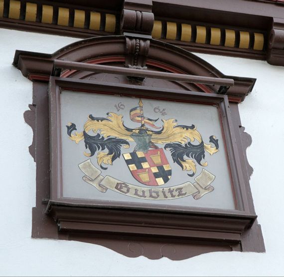Wappen der Familie Gubitz von 1664 an der Außenfassade der Apotheke