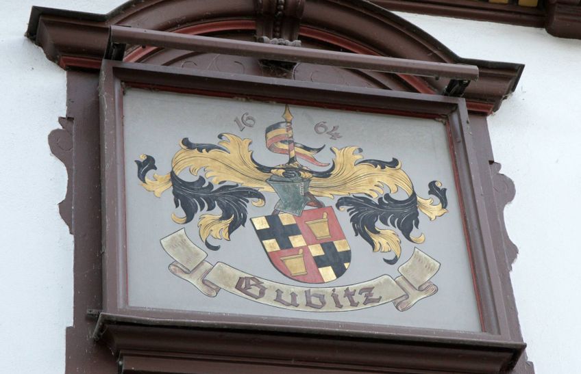 Wappen der Familie Gubitz von 1664 an der Außenfassade der Apotheke