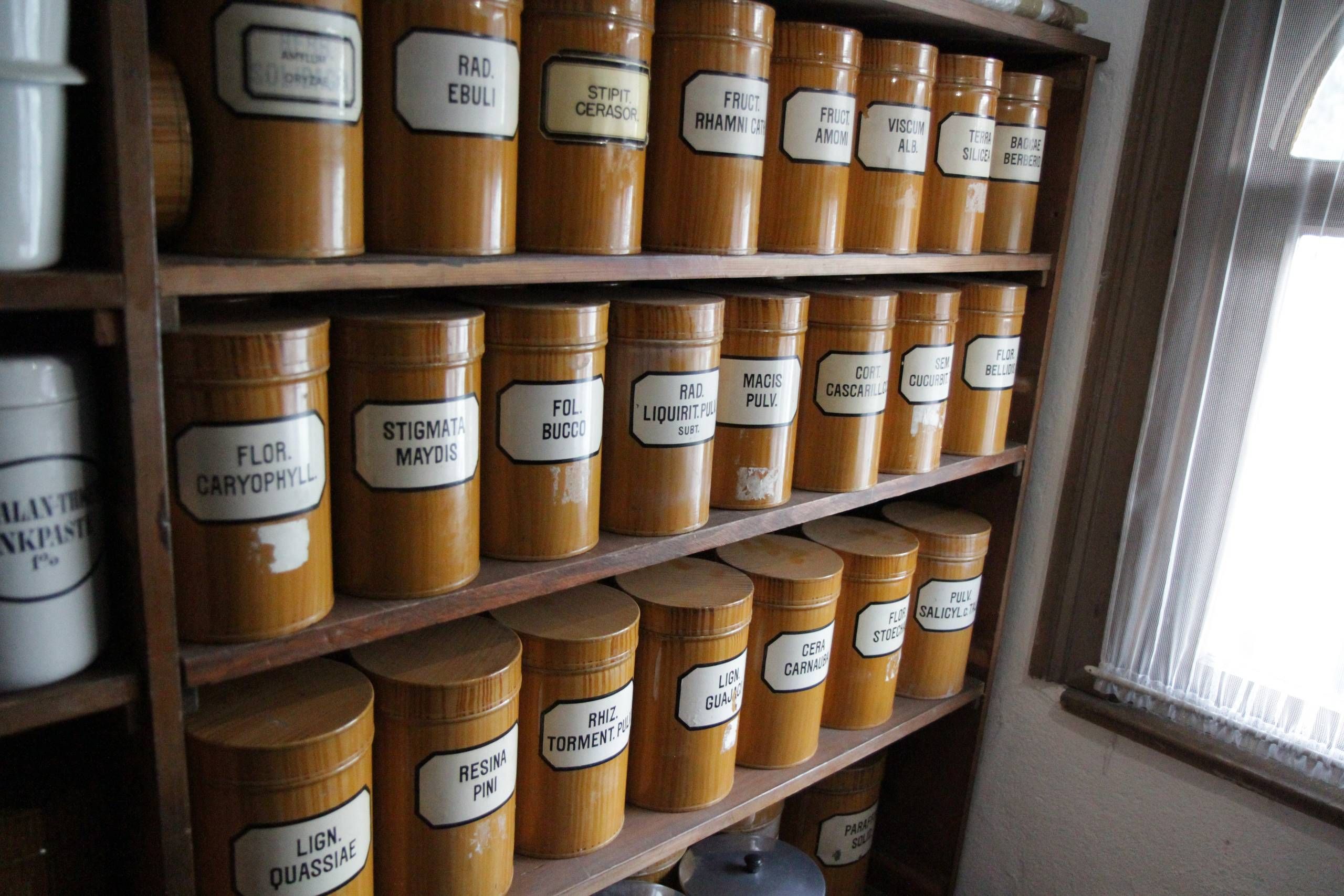 ein Regal voller runder hölzerner Dosen zur Teeaufbewahrung