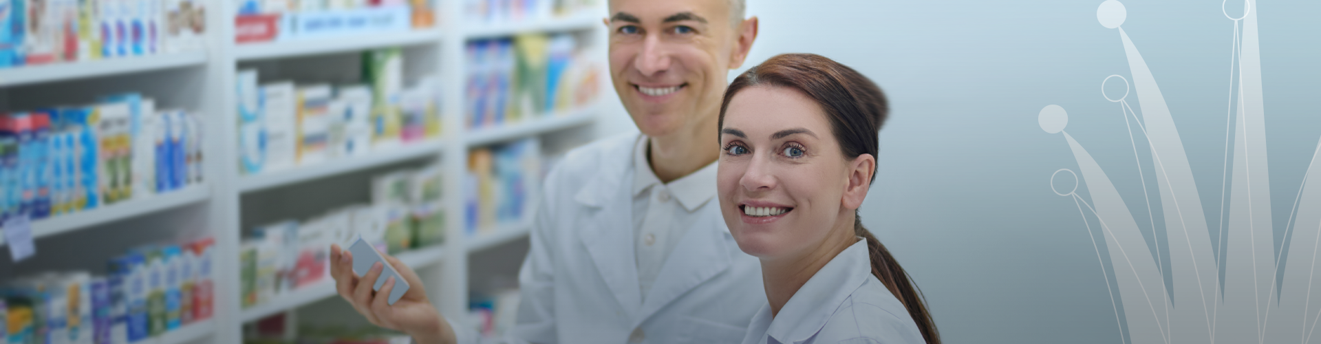 zwei Personen stehen an einem Arzneimittelregal vor einer geöffeten Schublade, die linke Person hat eine Packung in der Hand