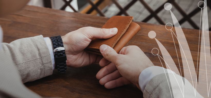 eine Person hält einen Ledergeldbeutel in den Händen