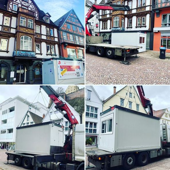oben rechts ein Bild der Apotheke mit Test-Container davor, oben links der Lastwagen mit Kranarm neben dem Container, links unten hebt der Kran den Container auf die Ladefläche des LKW und unten rechts wird der Container auf dem LKW befestigt
