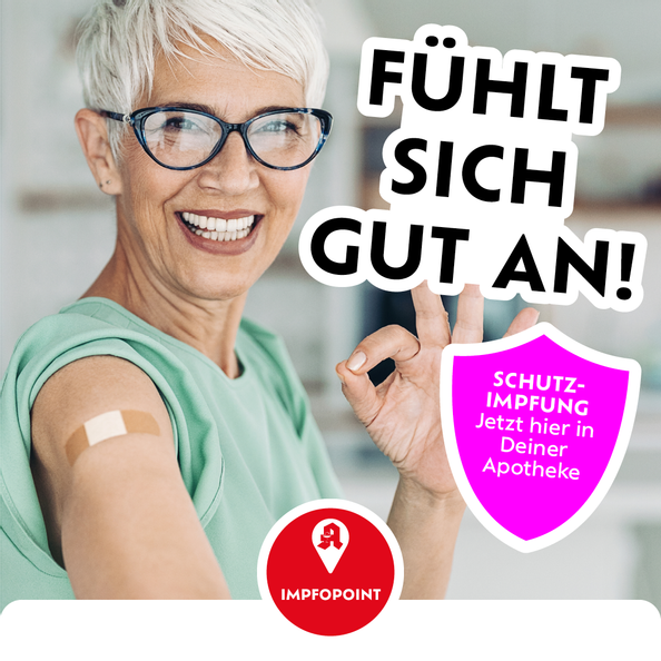 Eine Silver Agerin mit Pflaster auf dem Oberarm macht ein "Optimal"-Zeichen. Daneben der Schriftzug "Fühlt sich gut an!" Ein pinkes Schild rechts mit "Schutzimpfung jetzt hier in Deiner Apotheke"