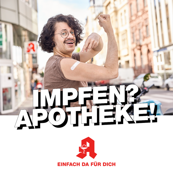 Ein Mann beugt stolz seinen Arm und zeigt auf sein Pflaster auf dem Oberarm. Darunter der Schriftzug "Impfen? Apotheke!"
