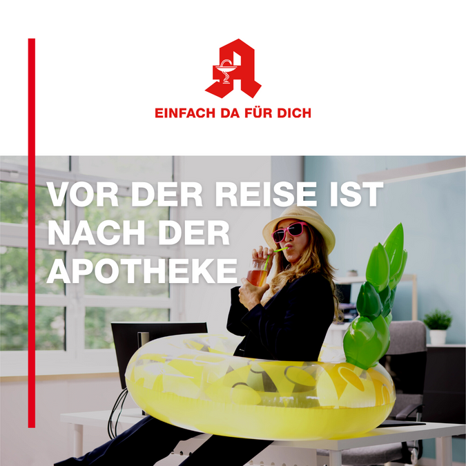 Eine Frau sitzt auf einem Schreibtisch im Büro mit einem Schwimmring um den Bauch und schlürft einen Cocktail. Darüber der Schriftzug "vor der Reise ist nach der Apotheke"