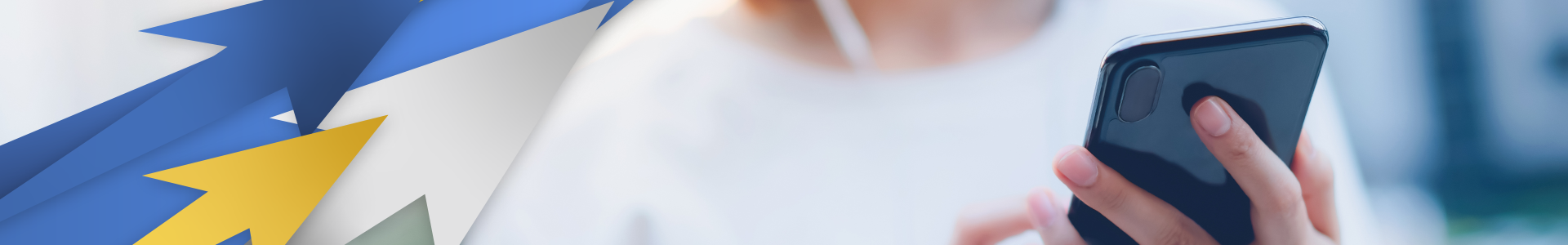 Collage – Frau mit Smartphone und Pfeilen