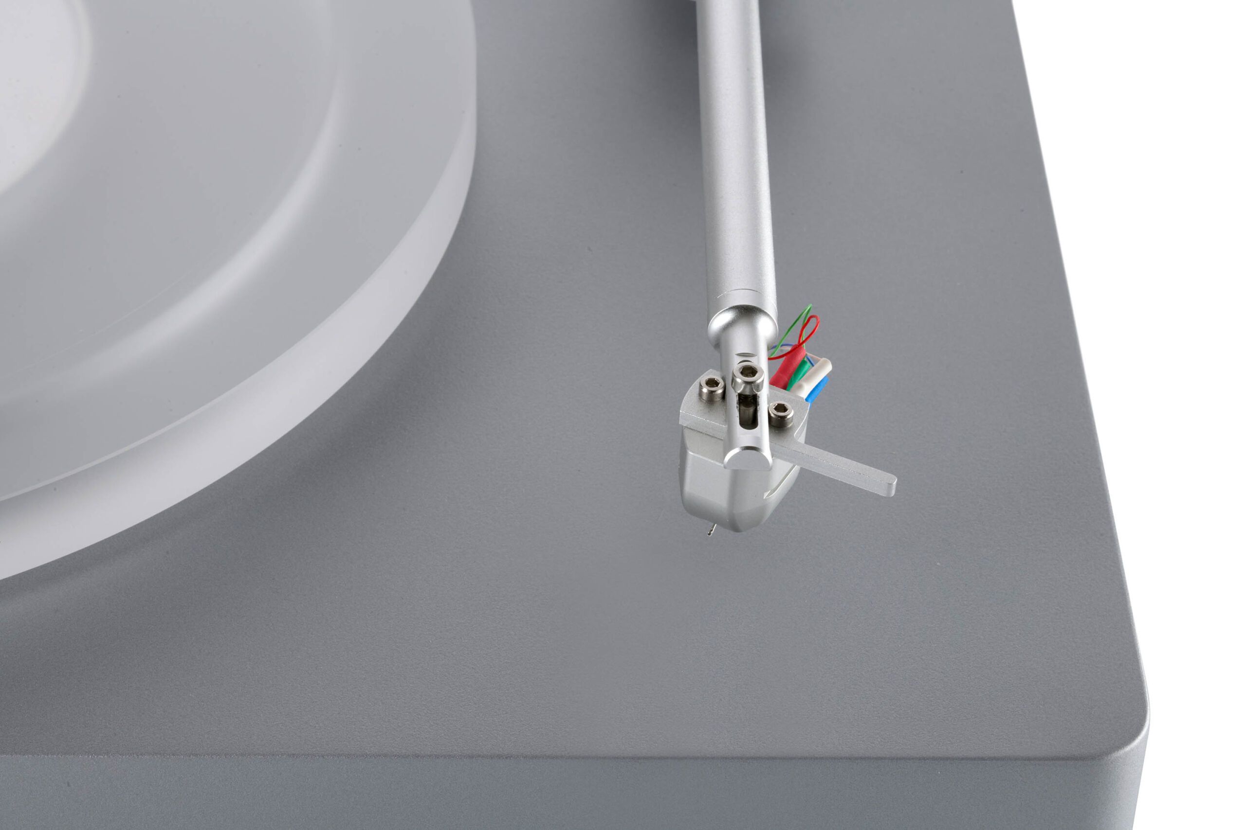 Nahaufnahme eines Clearaudio Tonabnehmersystems mit sichtbaren, farbigen Anschlusskabeln.