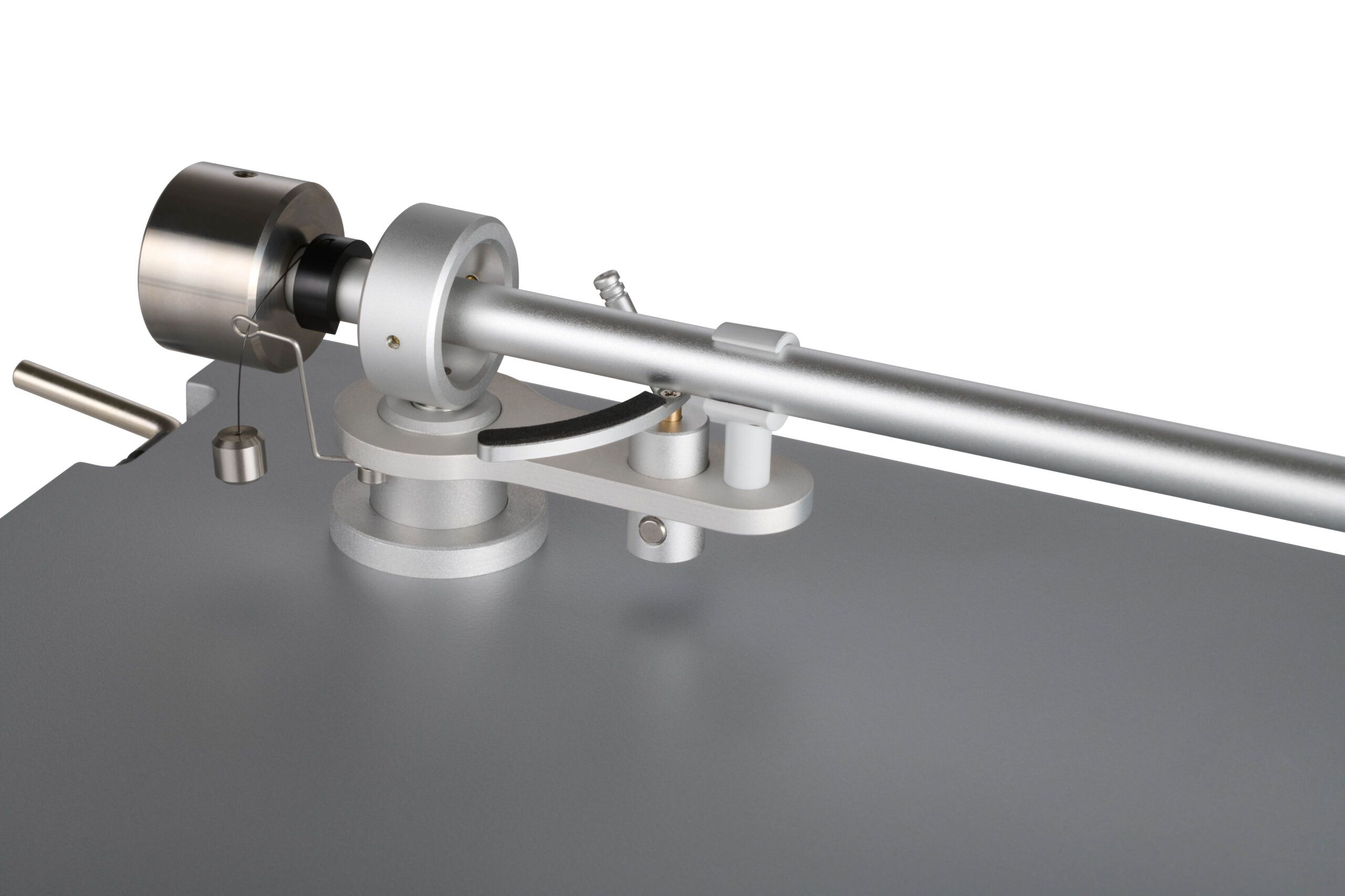 Detailaufnahme des feinmechanischen Tonarm-Lagers und Liftsystems aus silbernem Metall.