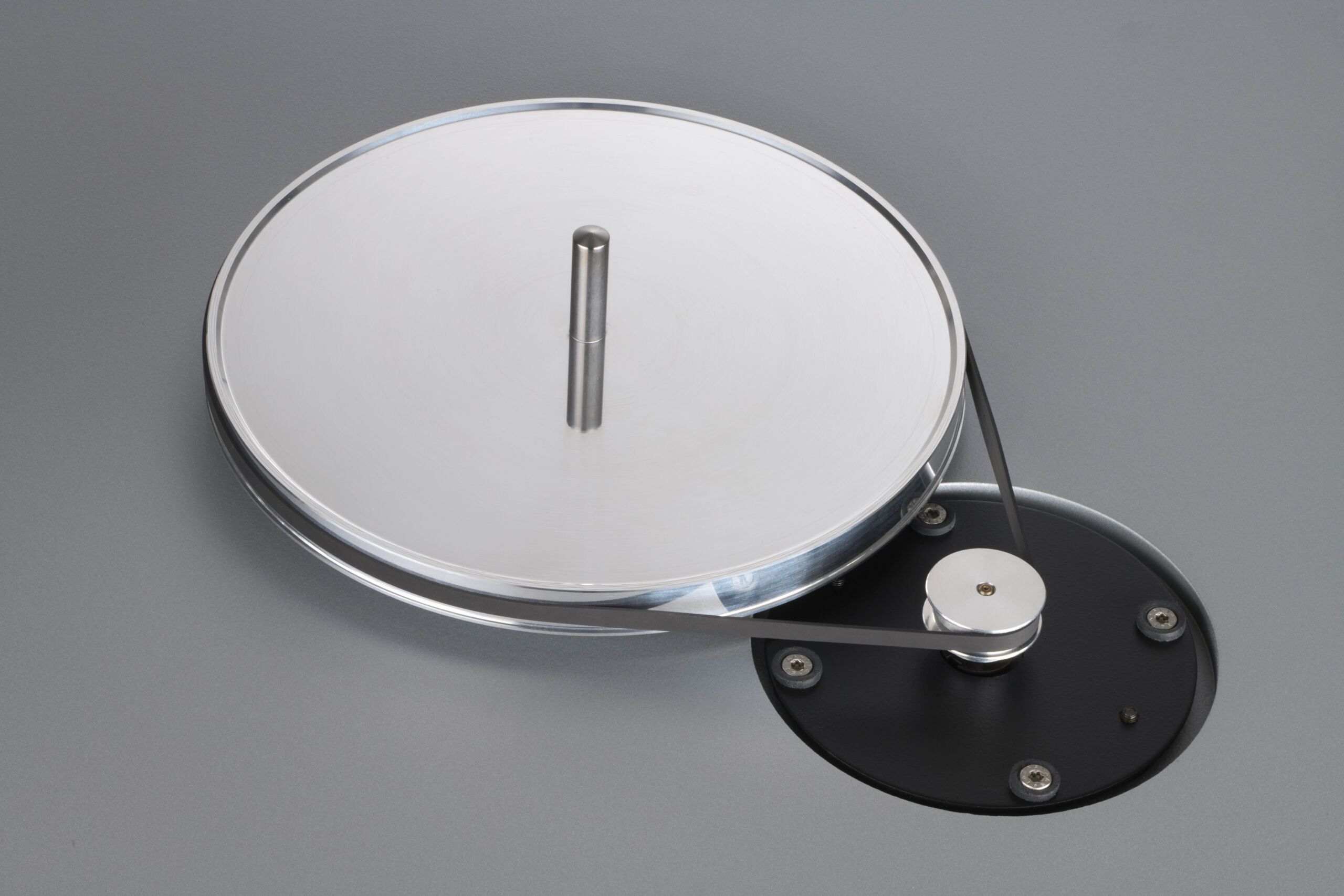 Draufsicht auf den geschliffenen Metall-Subteller und den präzisen Riemenantrieb des compass.