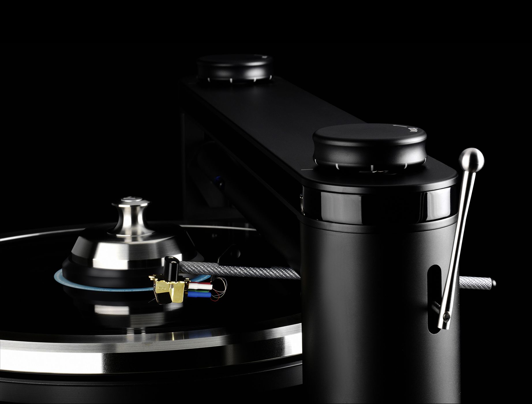 Makroaufnahme des massiven, schwarzen Tonarm-Aufbaus und der mechanischen Führung des Clearaudio Statement V2.