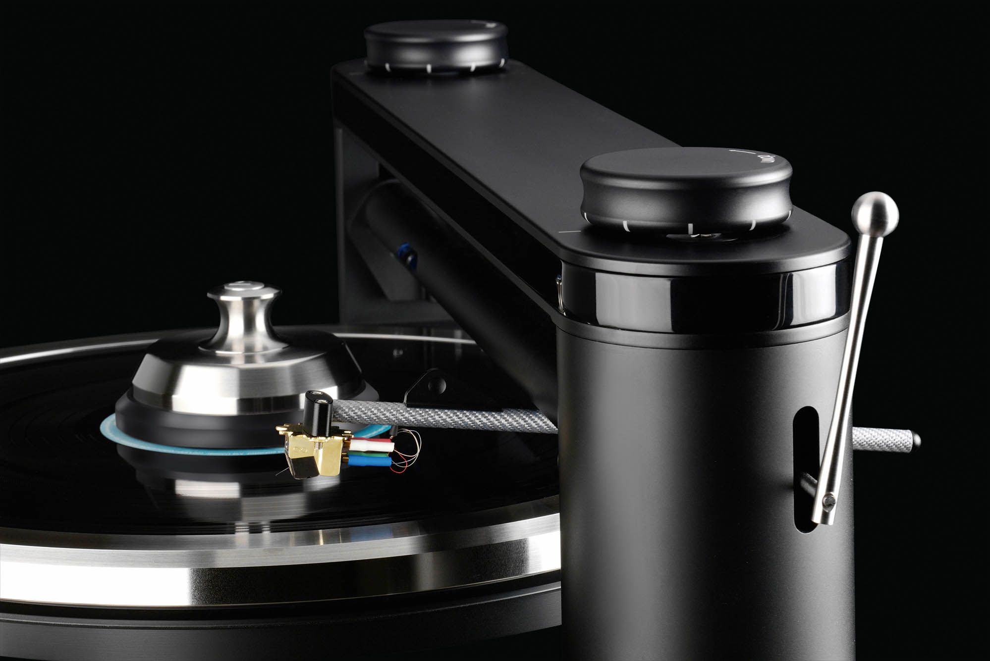 Makroaufnahme des massiven, schwarzen Tonarm-Aufbaus und der mechanischen Führung des Clearaudio Statement V2.
