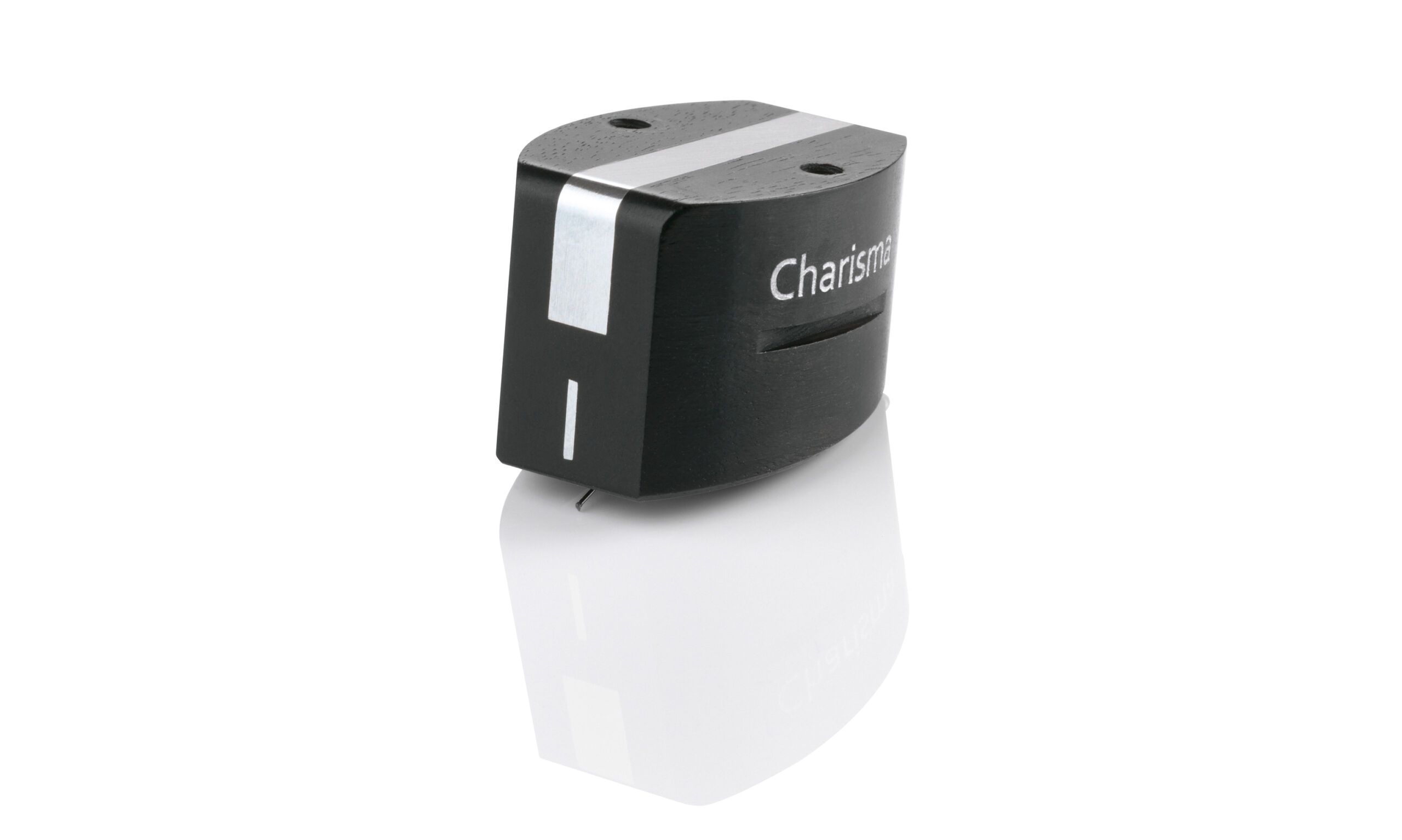 Produktfoto des clearaudio „Charisma V2“ Tonabnehmers vor rein weißem Hintergrund mit leichter Spiegelung nach unten. Das mattschwarze Ebenholzgehäuse trägt an der Seite den weißen Schriftzug „Charisma“. Markant ist die silberne Neusilberintarsie, die als breiter Streifen über die Oberseite und die Front verläuft.