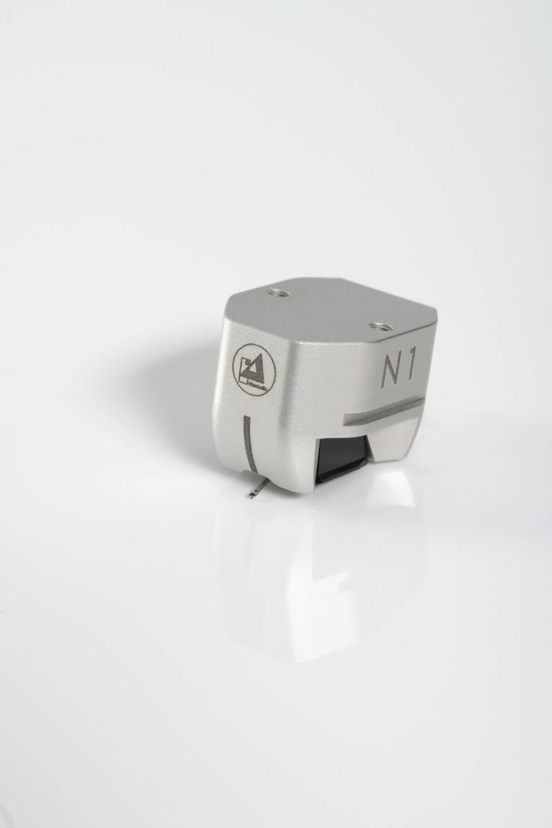 Studioaufnahme des freigestellten Clearaudio N1 Tonabnehmers in silber-grauer Metallic-Optik auf weißem Untergrund.