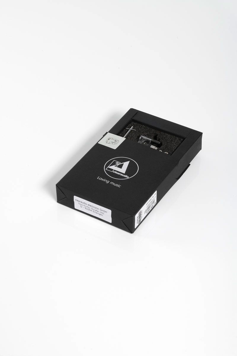 Elegante schwarze quadratische Produktverpackung für den Clearaudio N1 Tonabnehmer auf weißem Studiohintergrund.
