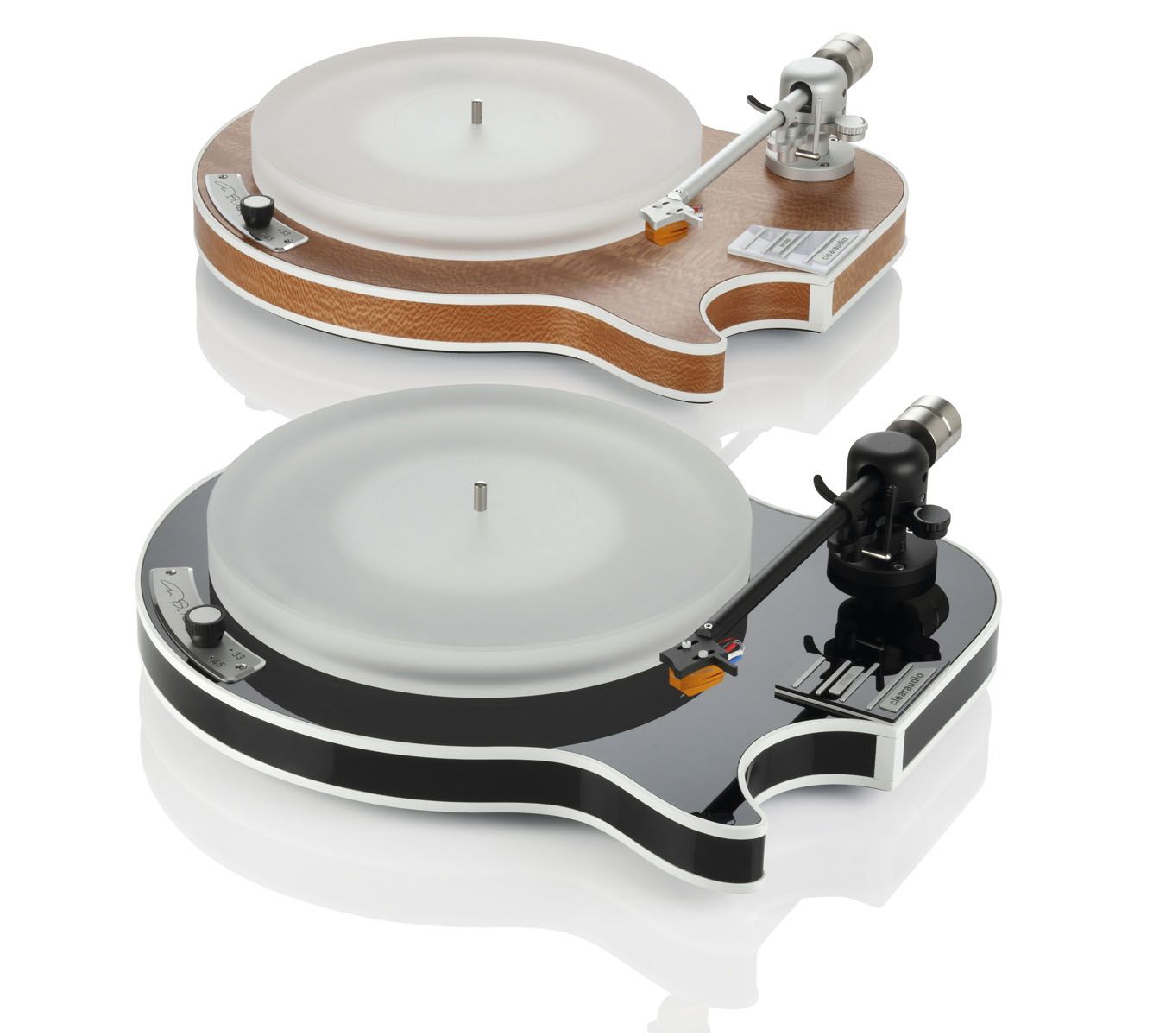 Studioaufnahme zweier Clearaudio-Plattenspieler in Gitarrenform – das obere Modell mit einer Oberfläche aus warmem Holzdekor, das untere Modell in elegantem, tiefem Schwarz.