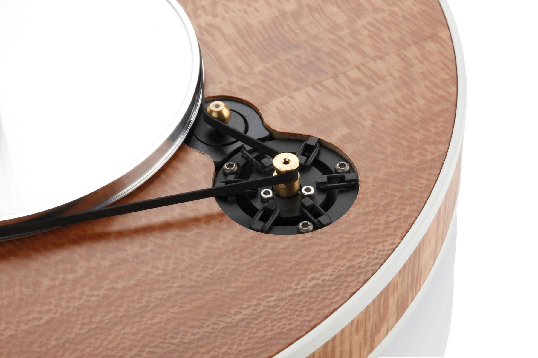 Nahaufnahme des präzisen Riemenantriebs eines Clearaudio-Plattenspielers auf einem edlen Holz-Chassis.