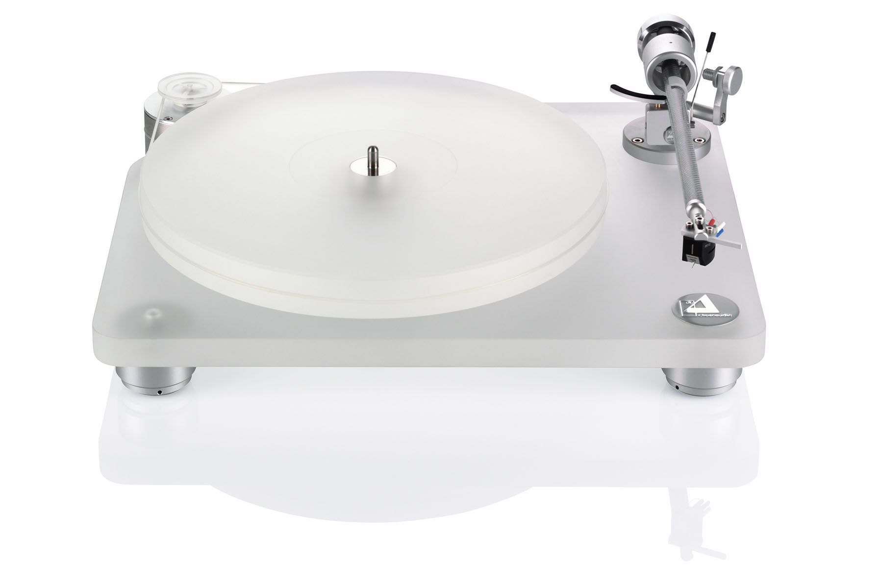 Eine Weitwinkelaufnahme des vollständigen Clearaudio Emotion SE Plattenspielers, aufgestellt auf einer passenden, dicken, transparenten Acrylbasis. Das Laufwerk zeigt den matten Teller, den Tonarm mit Concept V2 Tonabnehmer und den separaten Motor, alles in einem modernen, minimalistischen Design.