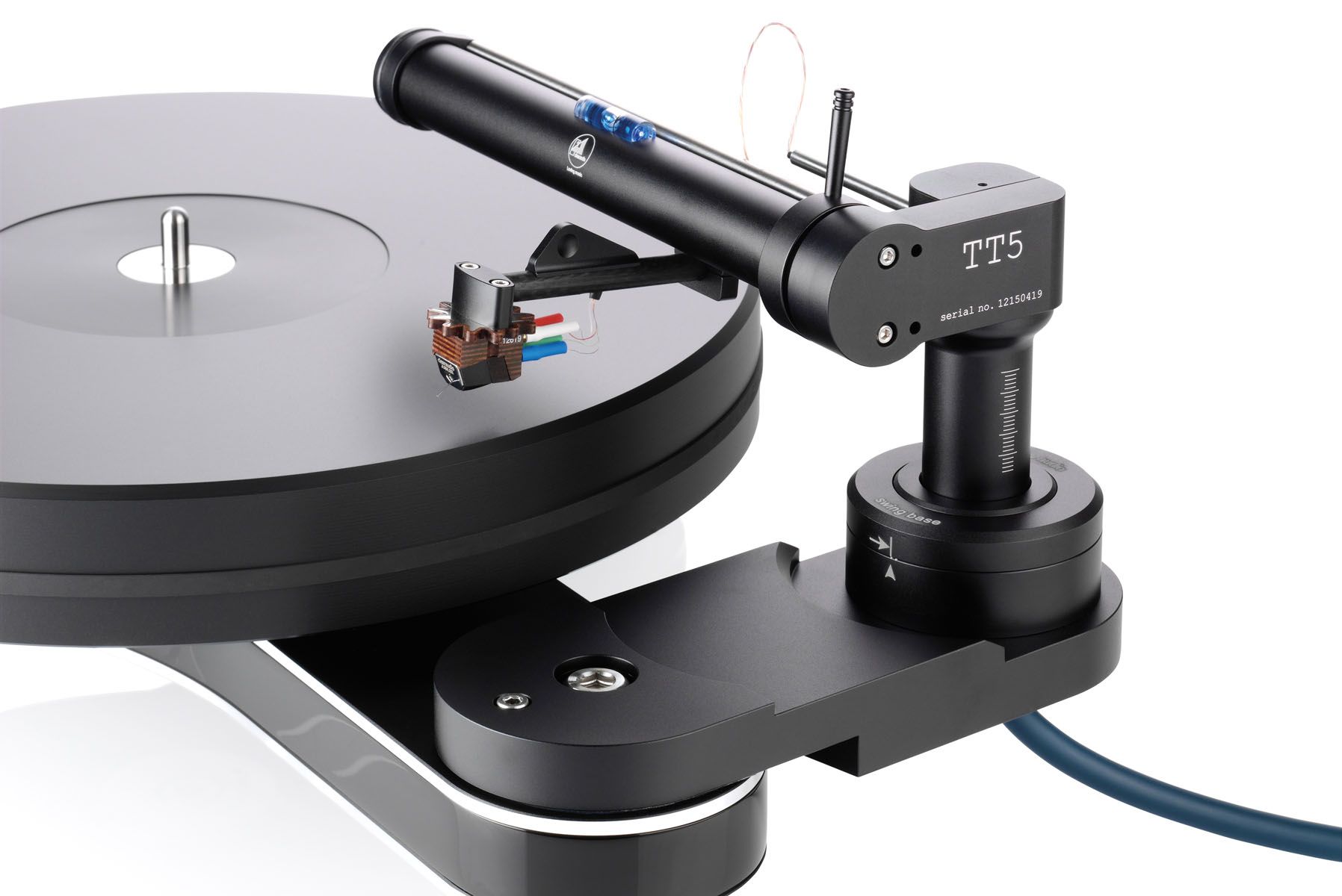 Detailansicht des schwarzen Clearaudio TT5 Tangentialtonarms, montiert auf der seitlichen Swing-Base-Erweiterung des Innovation Basic Plattenspielers.