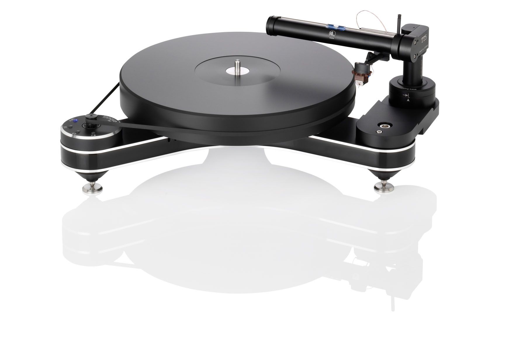 Schwarzer Clearaudio Innovation Basic Plattenspieler mit zwei montierten Tonarmen dank der seitlichen Swing-Base-Erweiterung.