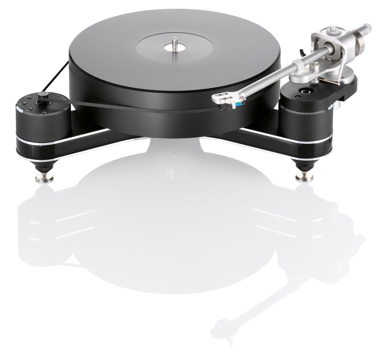 Produktfoto des clearaudio Innovation Compact Plattenspielers in der schwarzen Ausführung auf einem transparenten Schachbrett-Hintergrund. Zu sehen ist das kompakte, dreieckig geschwungene Chassis mit einem dicken Plattenteller, dem außenliegenden Riemenantrieb und einem montierten, silbernen Tonarm. Das Gerät spiegelt sich weich nach unten hin ab.