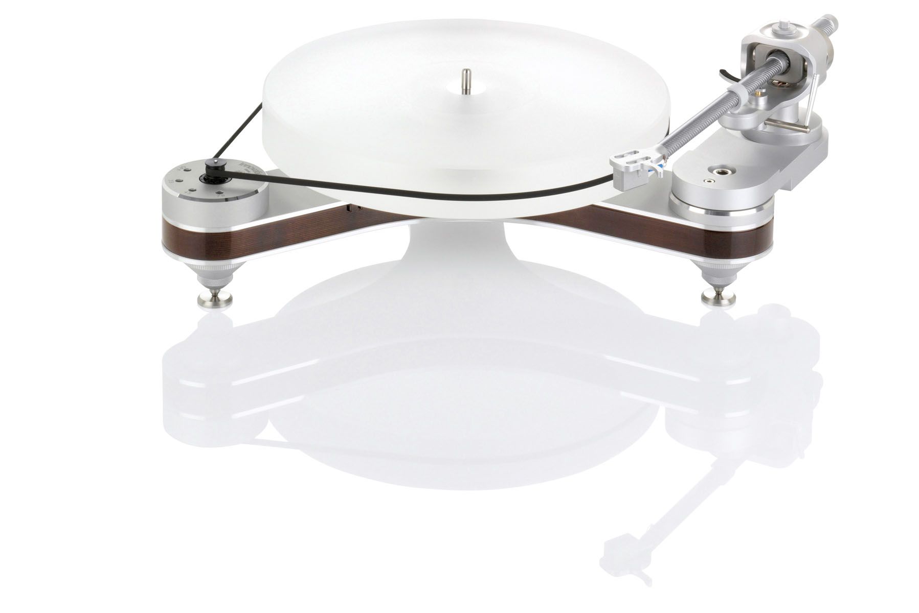 Clearaudio Innovation Basic Plattenspieler in der Wood-Ausführung aus Schicht-Panzerholz und Aluminium auf weißem Grund.