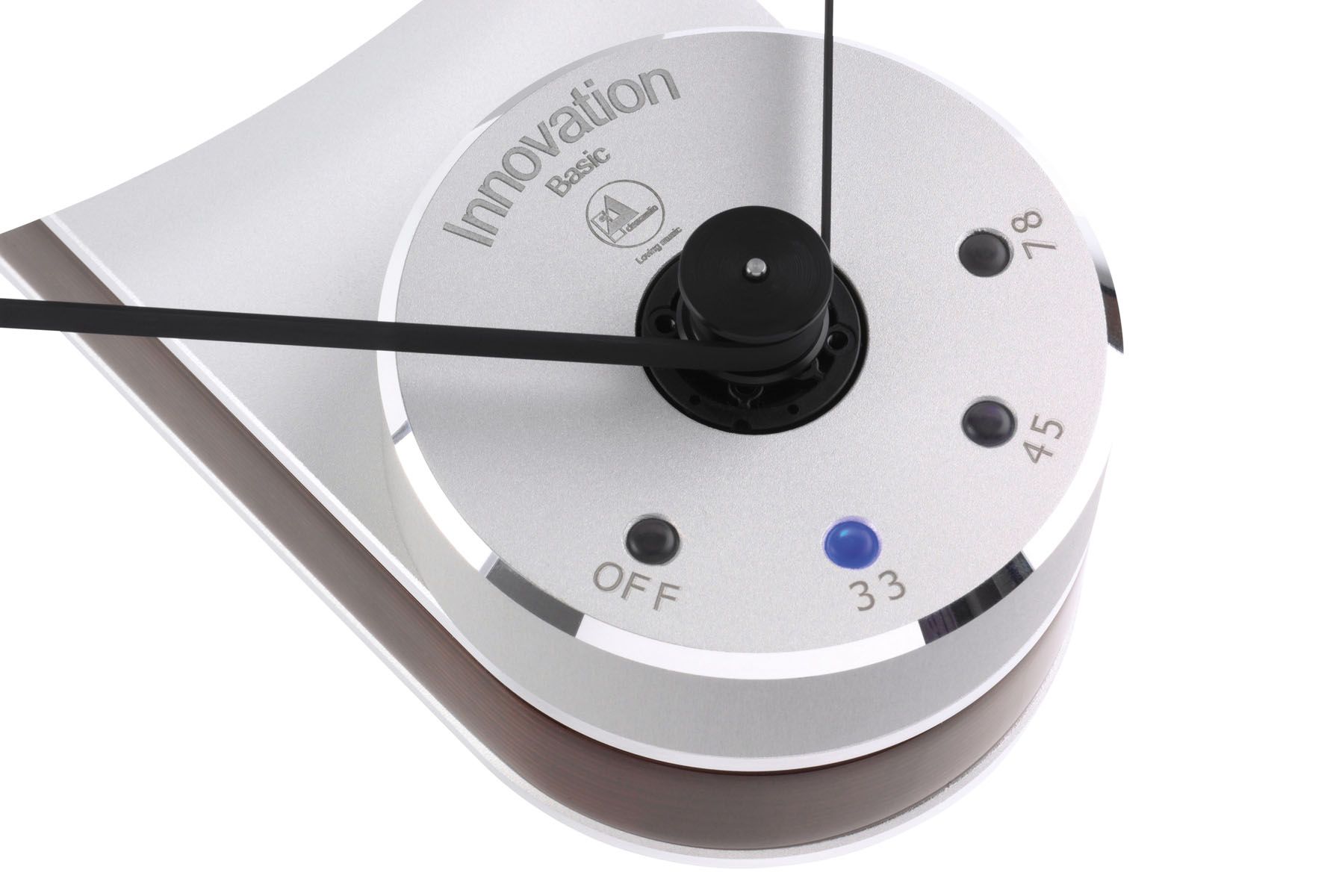 Vogelperspektive auf das silberne Bedienfeld des Innovation Basic mit integriertem Antriebs-Pulley, Riemen und blau leuchtenden LED-Geschwindigkeitsanzeigen.