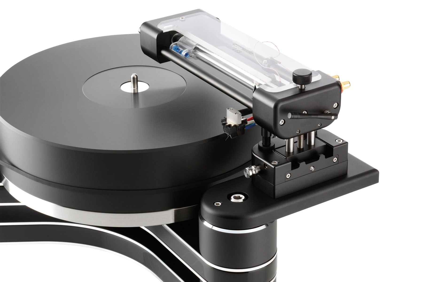 Detailansicht des Clearaudio Innovation Plattenspielers in Schwarz mit montiertem schwarzen TT3 Tangentialtonarm und glänzendem Plattenteller.