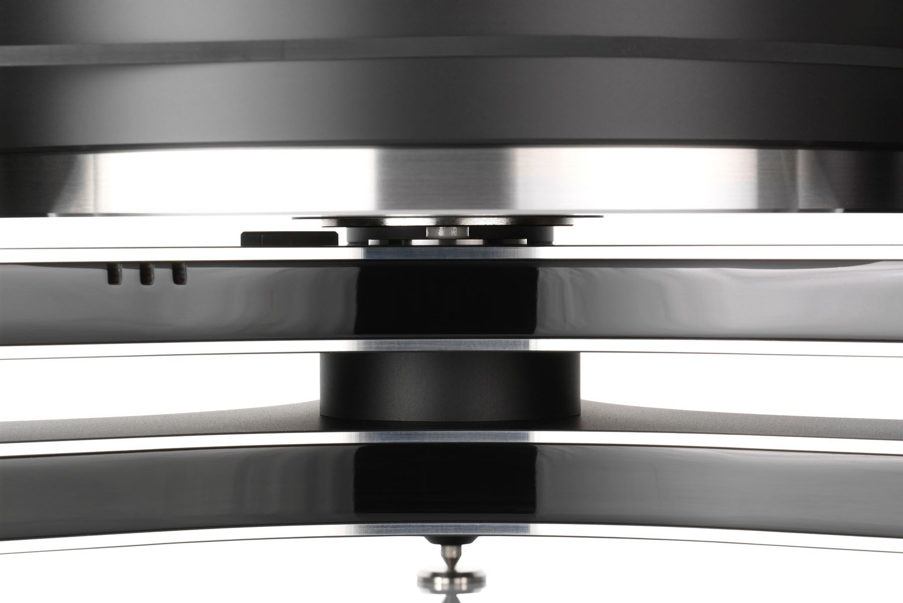 Detailaufnahme des 85 mm starken, geschichteten Plattentellers und des CMB-Keramik-Magnetlagers eines Clearaudio Innovation Plattenspielers.