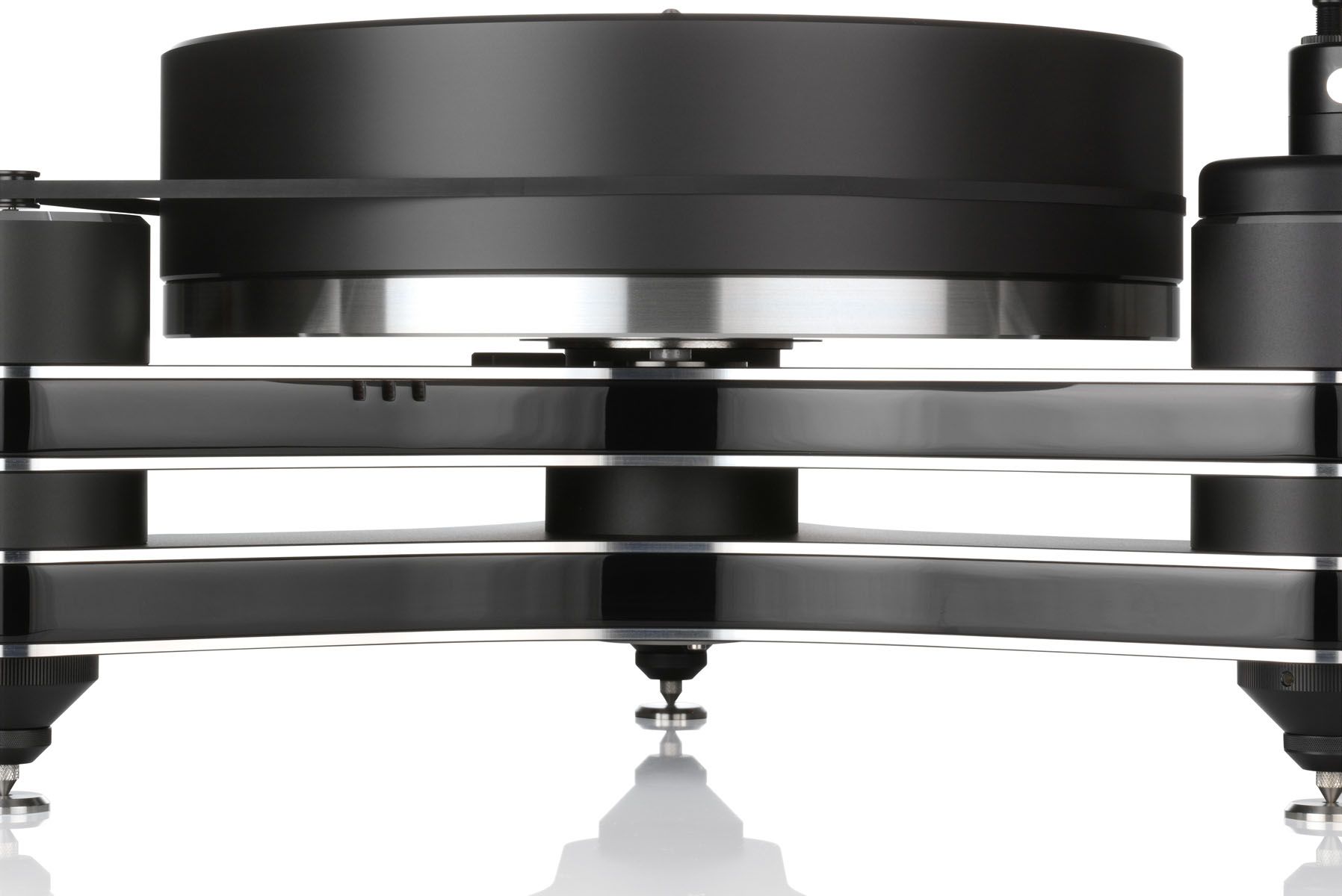 Nahaufnahme der geschichteten Chassis-Konstruktion der Clearaudio Innovation Black-Edition mit Fokus auf die Unterseite des massiven Plattentellers und das Magnetlager.