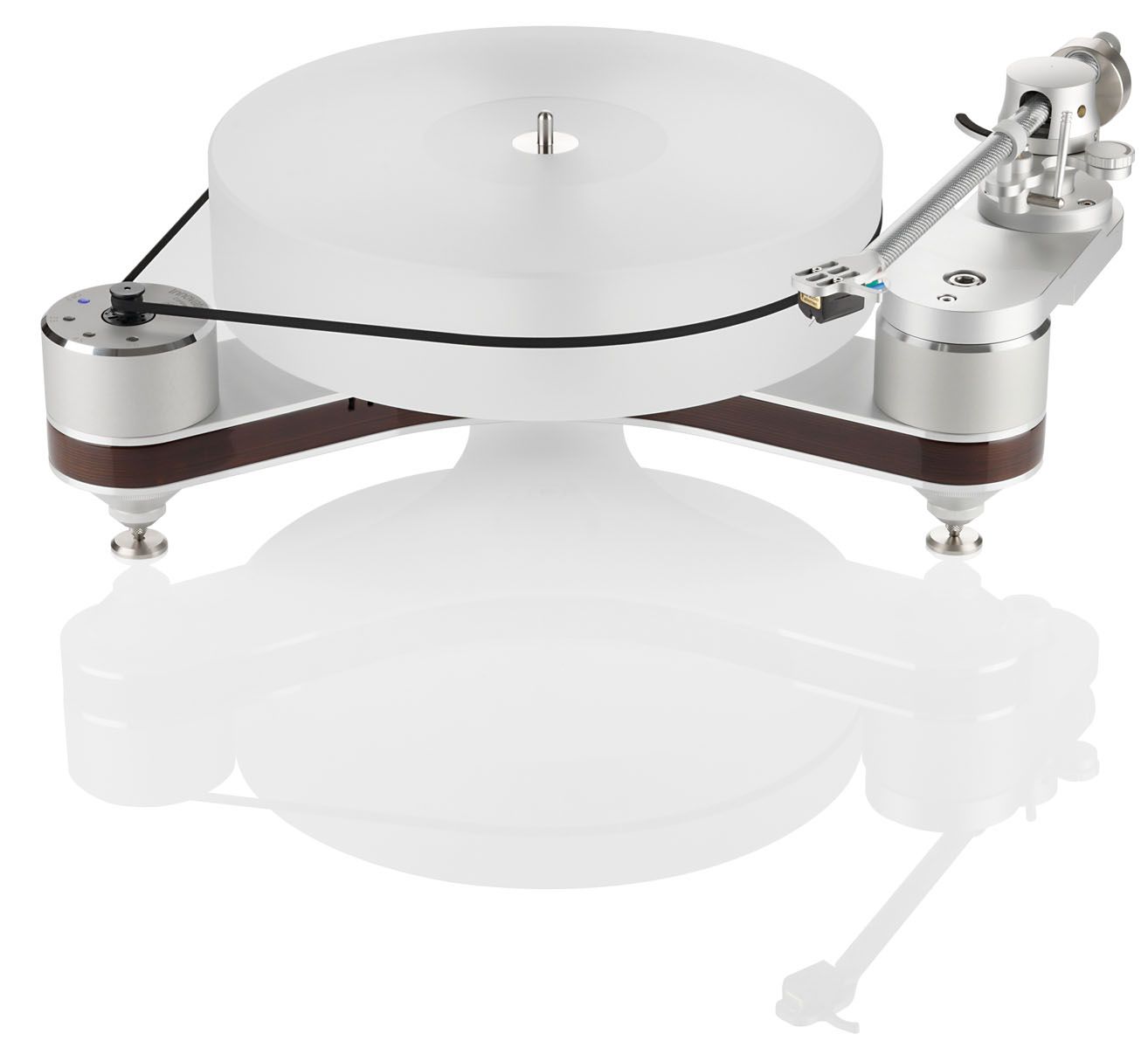 Isometrisches Produktfoto des clearaudio Innovation Compact Plattenspielers in der Ausführung Silber-Wood vor weißem Hintergrund. Gut sichtbar ist die charakteristische Sandwich-Bauweise des Chassis aus Aluminium und braun gestreiftem Panzerholz, der matt-transparente Plattenteller sowie der rechts montierte Tonarm.