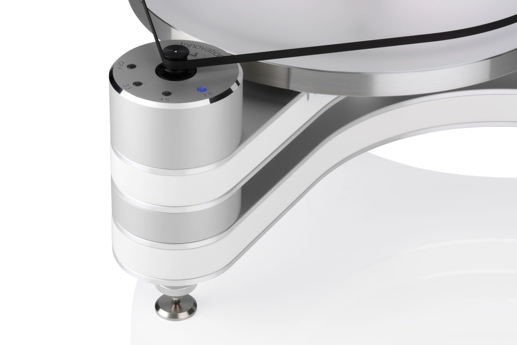 Detailaufnahme der silbernen Motoreinheit mit blau leuchtender LED-Anzeige und schwarzem Antriebsriemen am Chassis des Clearaudio Innovation Silver-Nature.