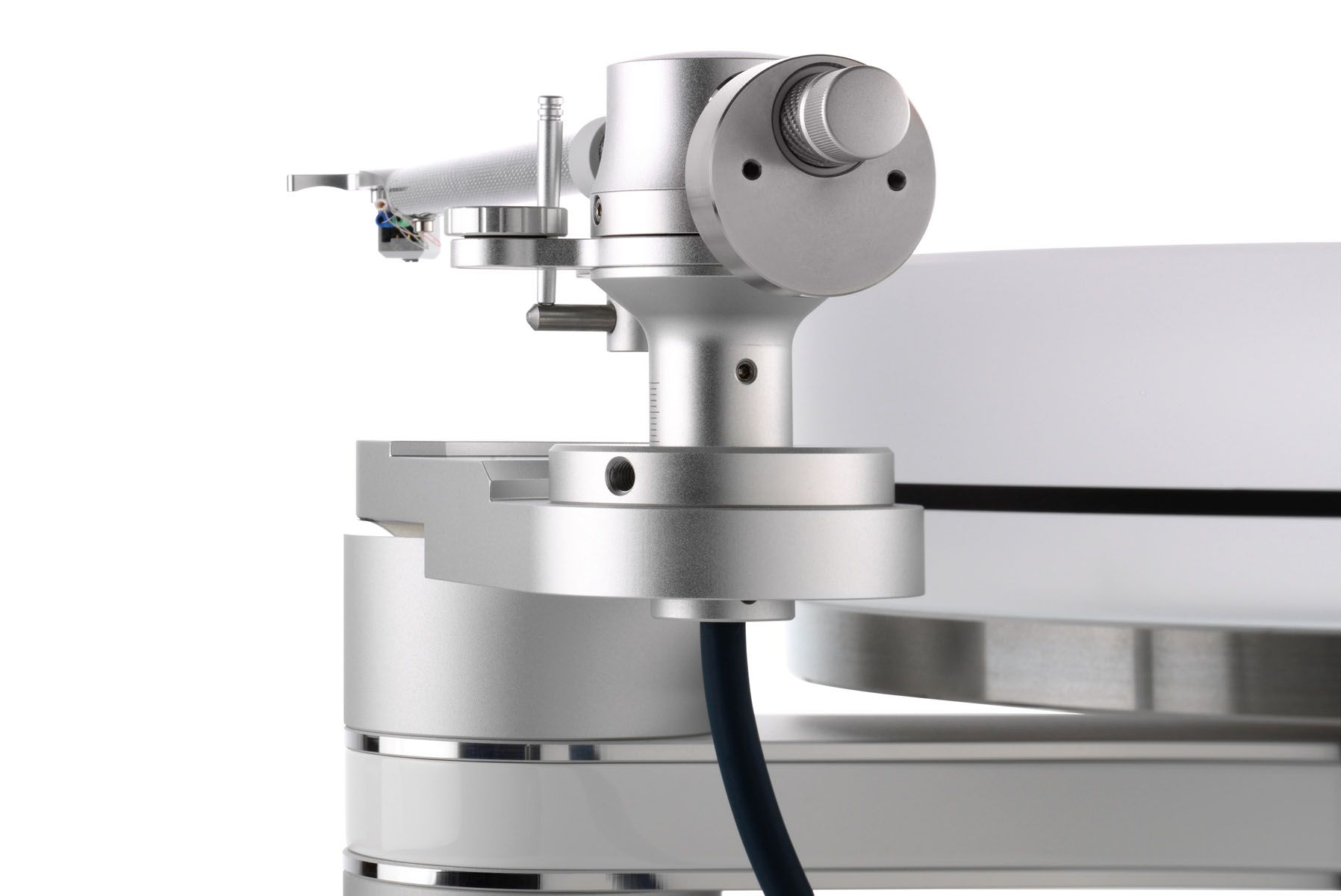 Nahaufnahme eines klassischen Drehtonarms aus Aluminium, montiert auf der massiven Tonarmbasis des silbernen Clearaudio Innovation Plattenspielers.