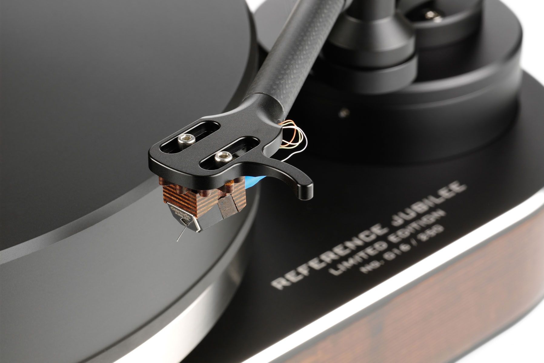 Nahaufnahme eines Tonabnehmers über dem Plattenteller des Clearaudio Reference Jubilee mit sichtbarer Limited-Edition-Gravur auf dem Chassis.