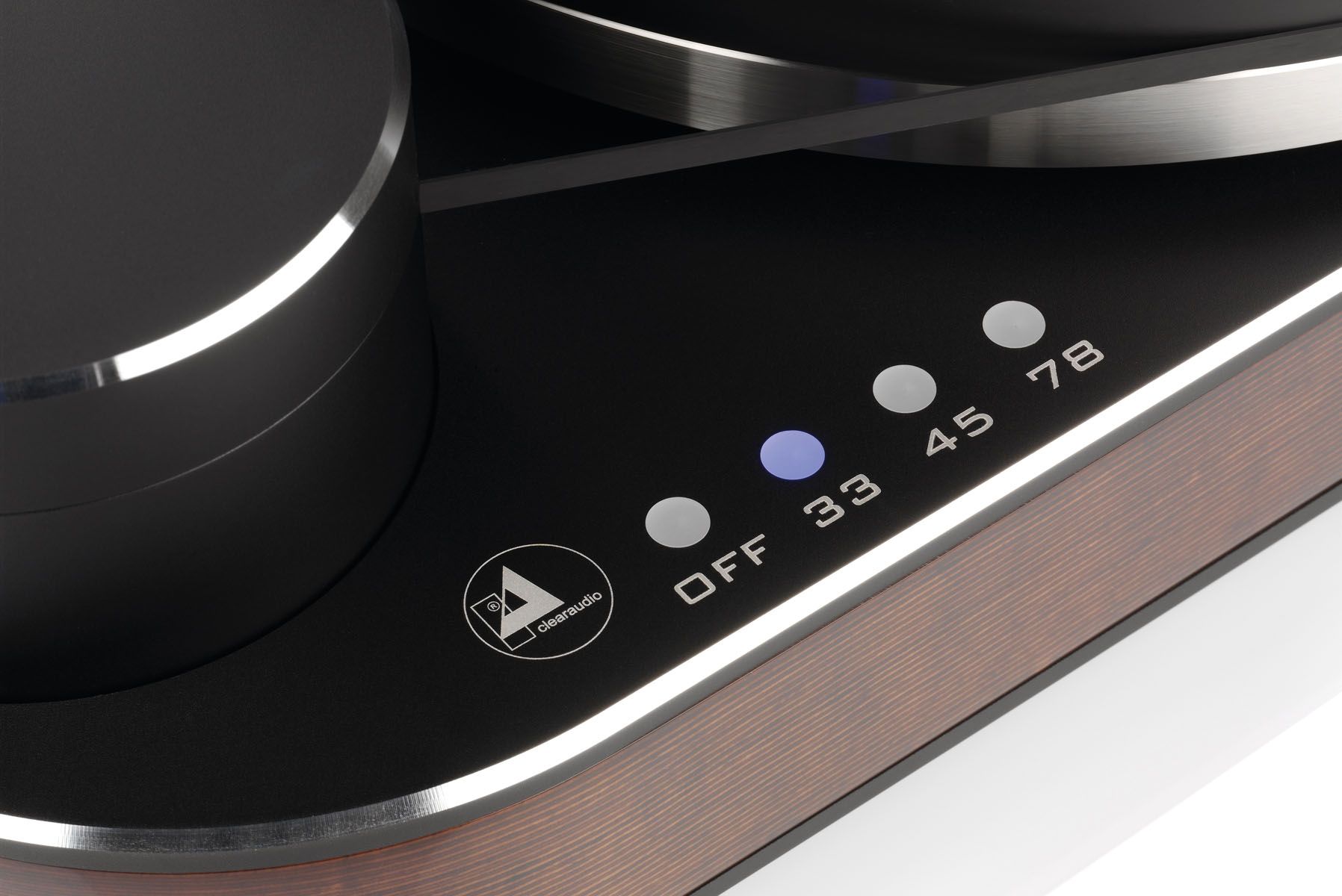 Nahaufnahme des im Gehäuse integrierten Bedienfelds mit blau leuchtenden LED-Anzeigen für die Drehzahlen 33, 45 und 78 des Clearaudio Reference Jubilee.
