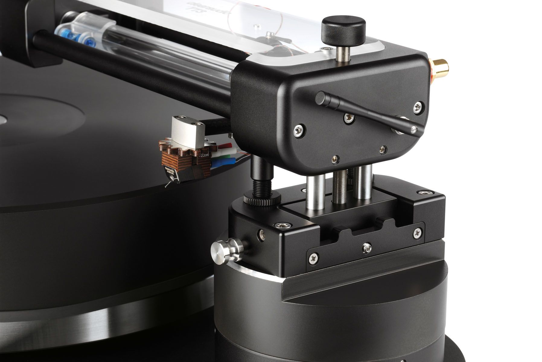 Nahaufnahme der komplexen mechanischen Konstruktion des schwarzen Clearaudio TT3 Tangentialtonarms über dem Plattenteller.