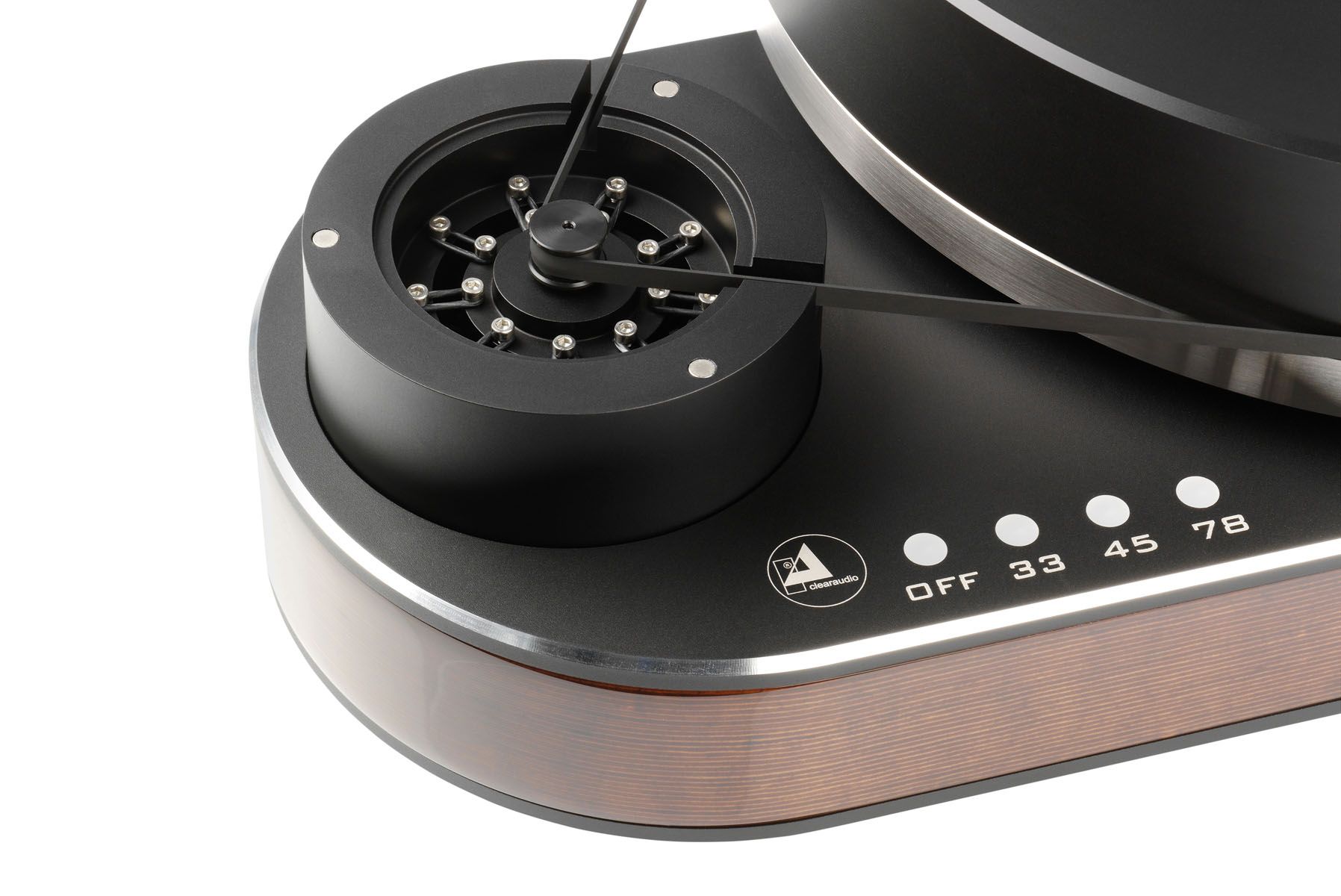 Detailansicht des Riemenantriebs und der entkoppelten Motoreinheit am Panzerholz-Chassis des Clearaudio Reference Jubilee.