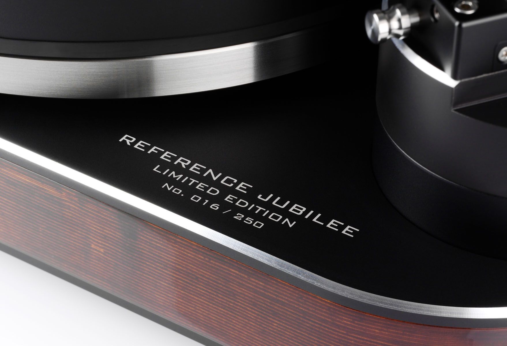 Makroaufnahme der silbernen Aufschrift Reference Jubilee Limited Edition mit Seriennummer auf dem edlen Holz-Aluminium-Chassis.